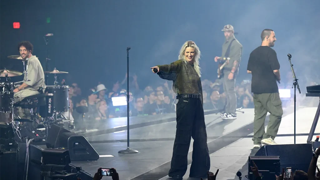 Emily Armstrong performing alongside Mike Shinoda.