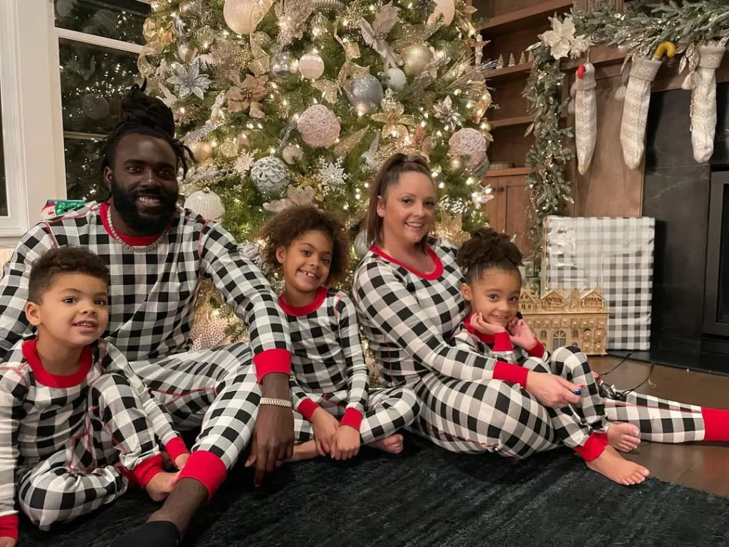 De'Vondre Campbell with his Wife, Nicole Campbell and children.