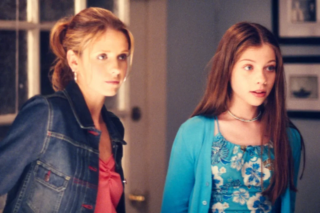 Sarah Michelle Gellar and Michelle Trachtenberg in Buffy the Vampire Slayer. 